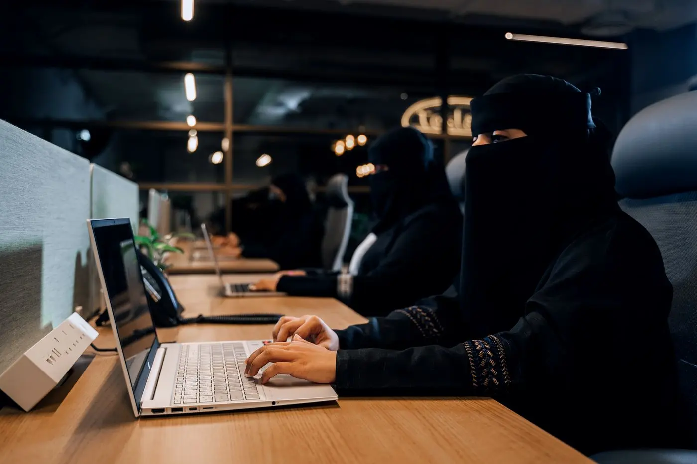 عضوة من الفريق تعمل على حاسوبها في المكتب