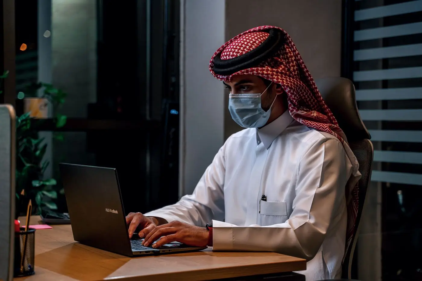 مختص من الفريق يعمل على حاسوبه في المكتب